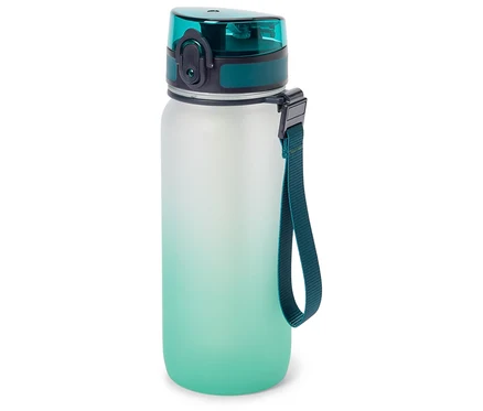 Une bouteille d'eau avec un dégradé de couleurs allant du blanc au turquoise et un bouchon turquoise se dresse sur un fond blanc.