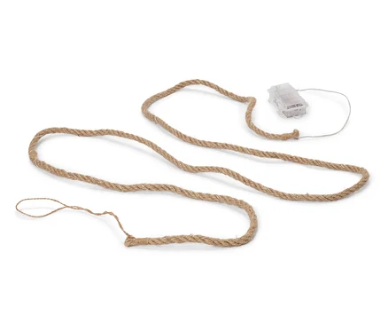 Une corde beige repose sur un fond blanc. À une extrémité se trouve un boîtier de batterie transparent avec un câble blanc.