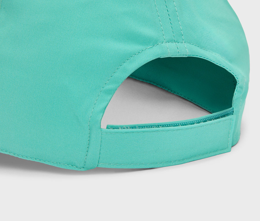 Gros plan sur l'arrière d'une casquette turquoise avec une sangle réglable.