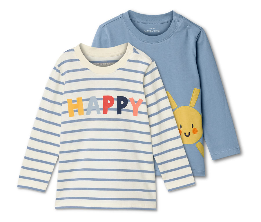 Deux t-shirts à manches longues pour enfants sont posés l'un sur l'autre. L'un est rayé bleu et blanc avec le mot HAPPY, l'autre est bleu avec un soleil jaune.