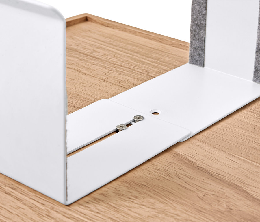 Une paire de serre-livres blancs avec des patins en feutre gris sont posés sur une table en bois.