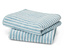Pile de trois serviettes rayées bleu clair et blanc.