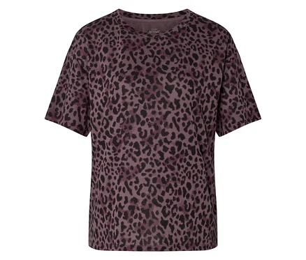 Gros plan sur un t-shirt violet à motif léopard.