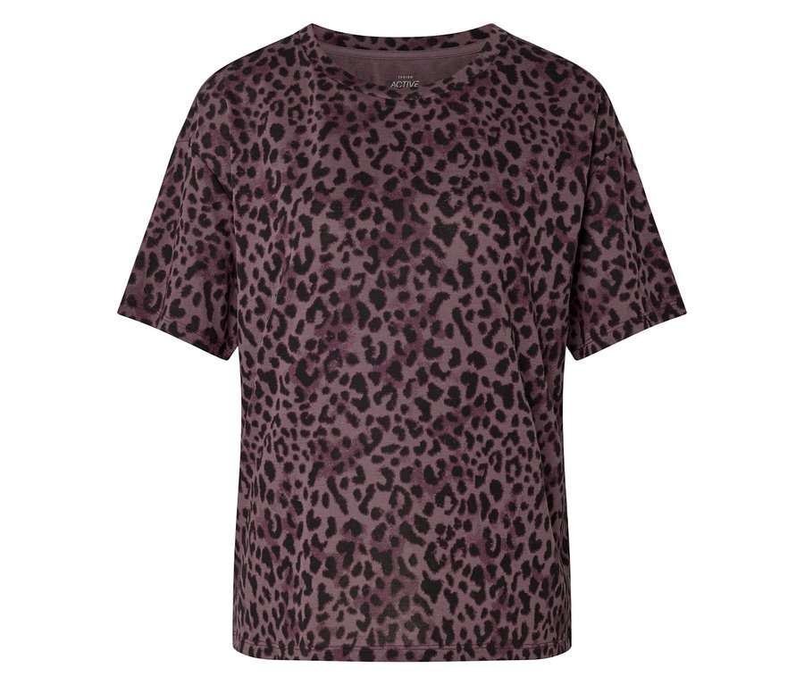 Gros plan sur un t-shirt violet à motif léopard.