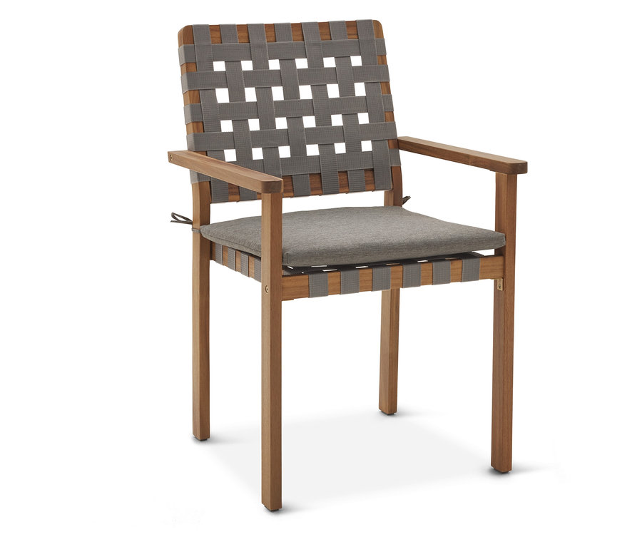 Une chaise de jardin empilable avec ceinture tressée et accoudoirs se trouve sur un fond blanc.