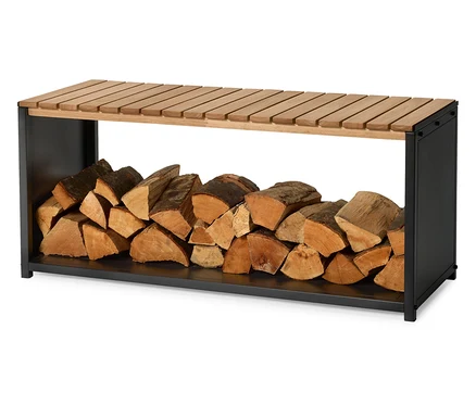 Du bois repose dans un range-bûches noir avec un dessus en bois marron clair.