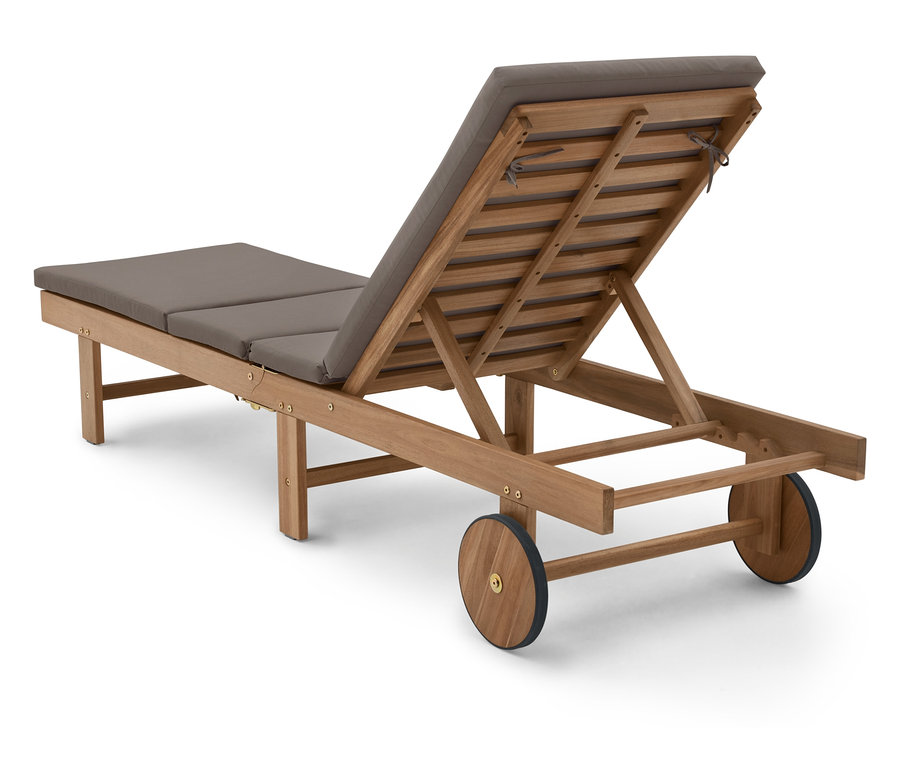 Un transat en bois avec des coussins gris sur fond blanc.