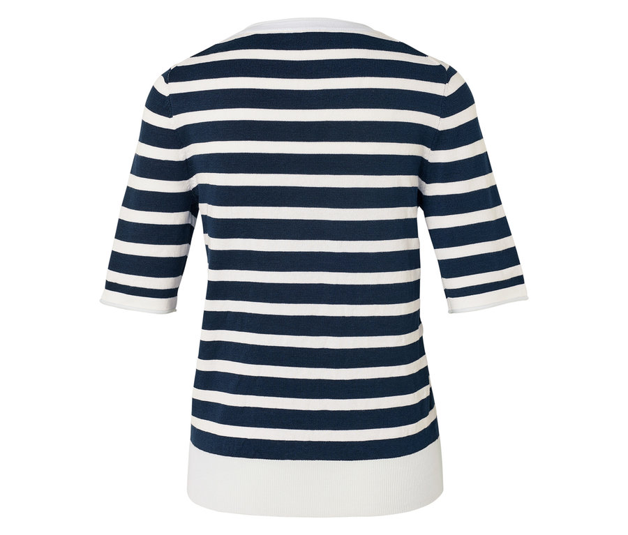 Chemise rayée bleu marine et blanche à manches trois-quarts.
