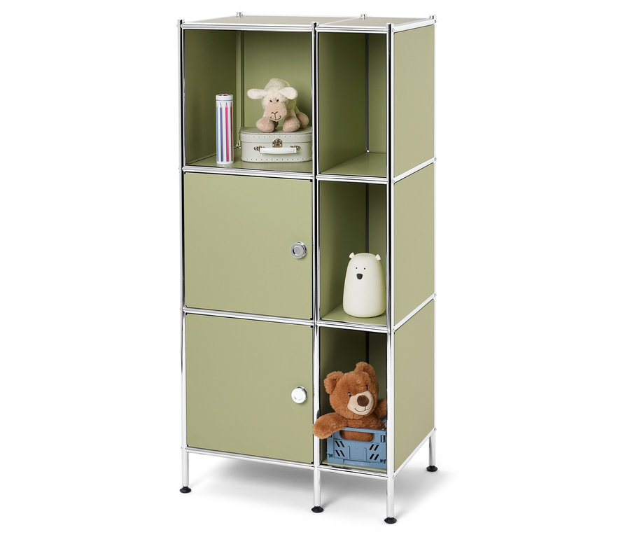 Une étagère modulaire verte avec des jouets et des objets de décoration.