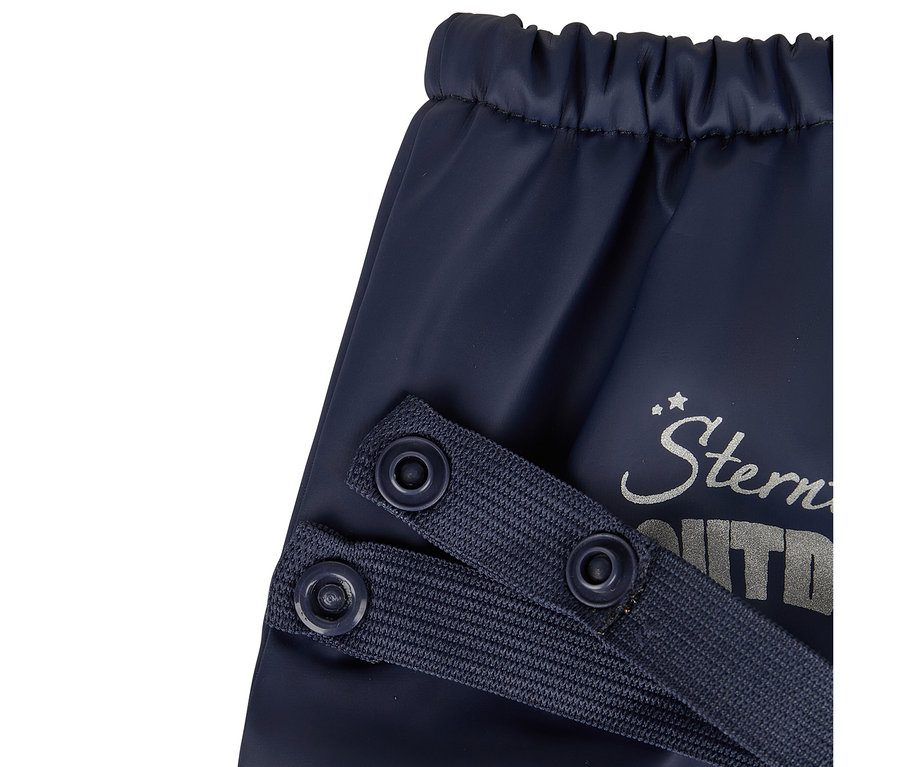 Gros plan d'un couvre-chaussure de pluie Sterntaler bleu marine avec bord élastique et deux sangles réglables à boutons-pression.
