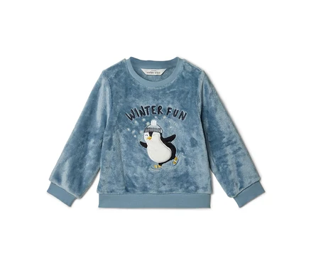 Pull enfant bleu duveteux avec un motif de pingouin faisant du patin à glace et l'inscription "WINTER FUN".