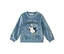Pull enfant bleu duveteux avec un motif de pingouin faisant du patin à glace et l'inscription "WINTER FUN".