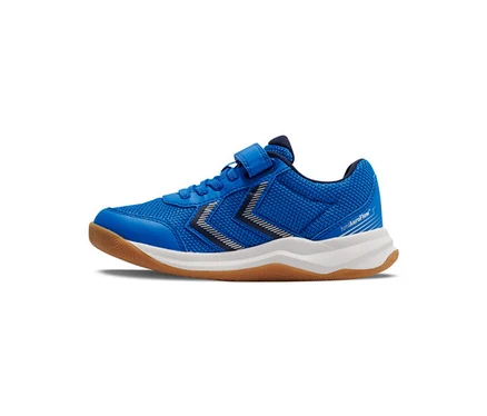 Chaussure de sport bleue avec fermeture velcro, tige en mesh, rayures blanches et bleu foncé, et semelle blanche avec semelle extérieure en gomme marron.