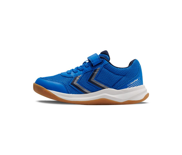 Chaussure de sport bleue avec fermeture velcro, tige en mesh, rayures blanches et bleu foncé, et semelle blanche avec semelle extérieure en gomme marron.