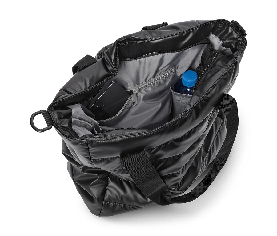 Sac fourre-tout matelassé noir ouvert avec un intérieur gris, contenant un smartphone dans une poche et une bouteille d'eau à bouchon bleu.