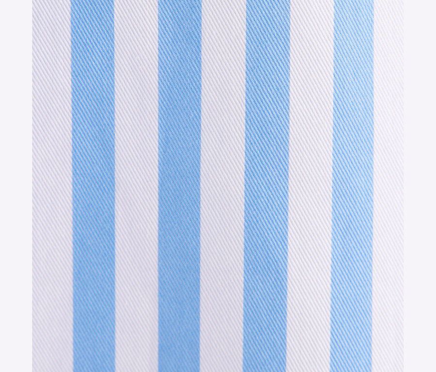Tissu rayé bleu et blanc à tissage diagonal, du chemisier oversize Seidensticker.