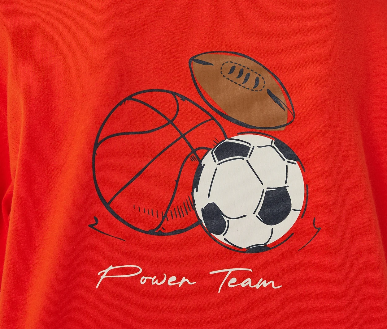 Pyjama enfant SCHIESSER rouge avec bords-côtes, imprimé d'un ballon de football américain marron, d'un ballon de basket-ball noir et d'un ballon de football blanc et noir, avec l'inscription 'Power Team'.