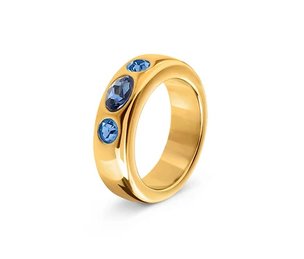 Bague en or avec trois pierres précieuses bleues.