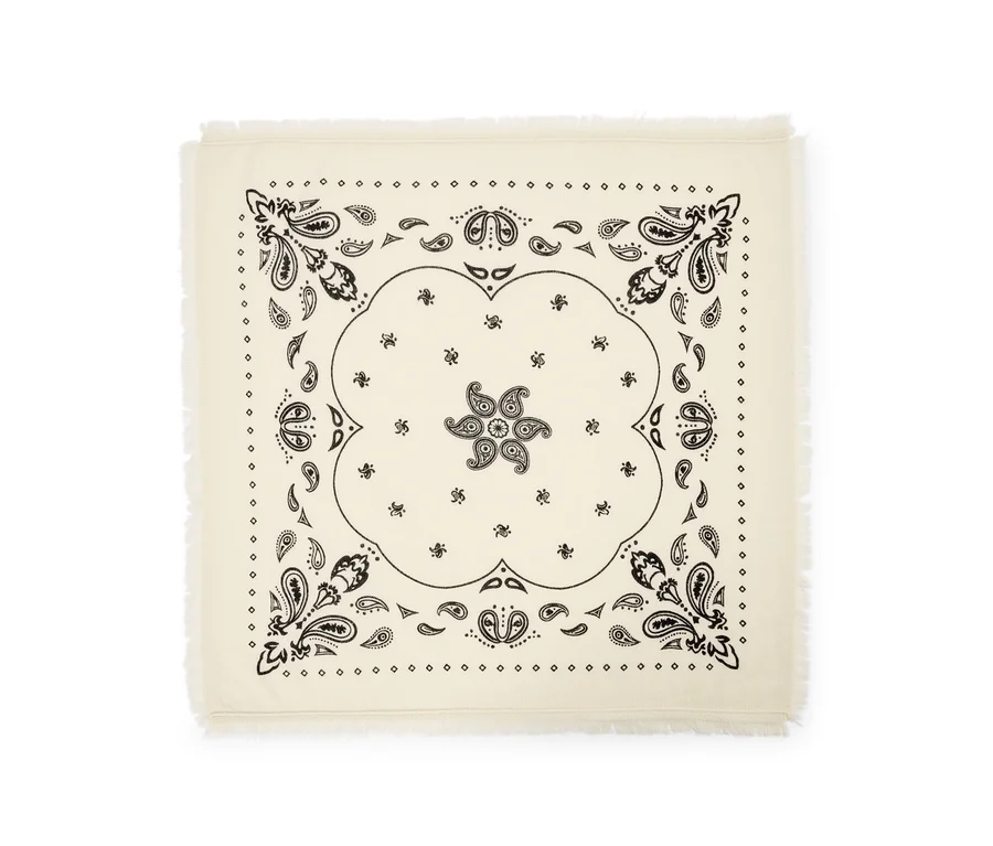 Bandana tricoté crème en laine et cachemire, avec motif cachemire noir, motif floral central et bords frangés.