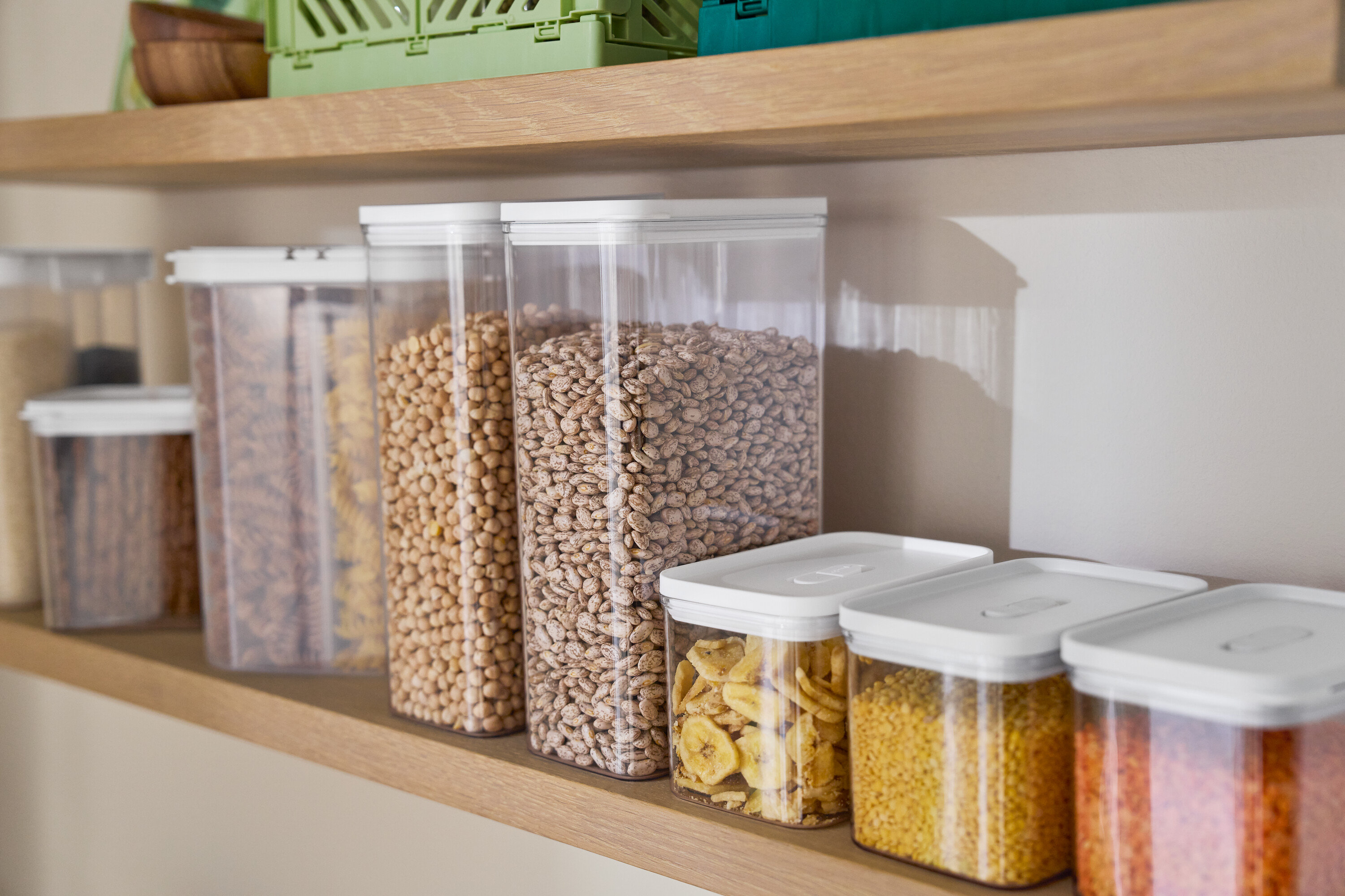 Sur une étagère sont disposées des boîtes de conservation de différentes tailles, dont une boîte de rangement 4 en 1 et une boîte de rangement 2 en 1.