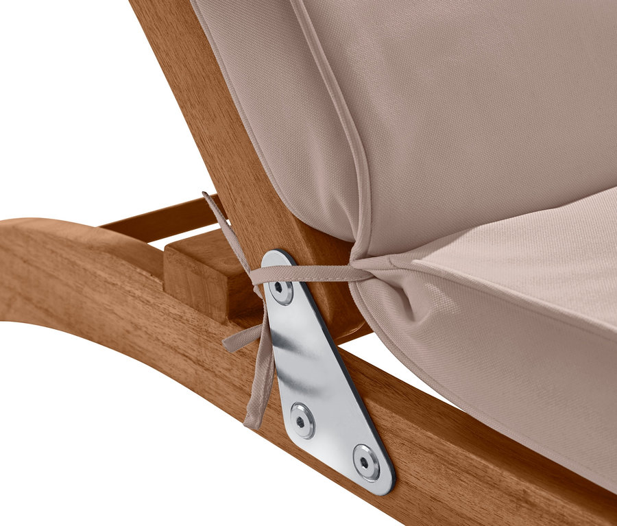 Gros plan sur un transat double avec repose-pieds amovible, coussin beige et cadre en bois.