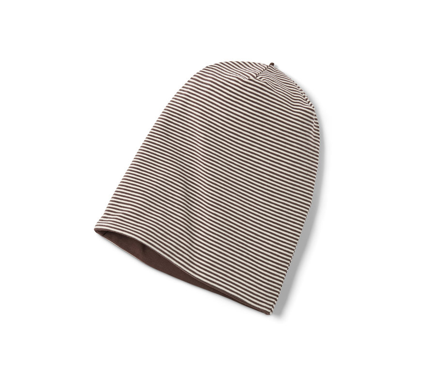 Un bonnet réversible marron à rayures.