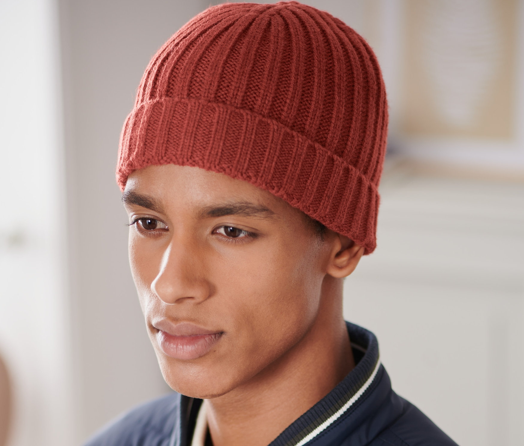 Un homme portant un bonnet en maille.