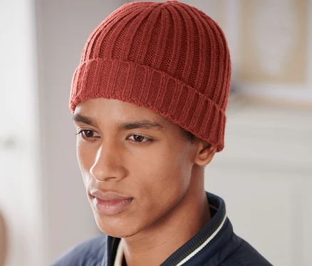 Un homme portant un bonnet en maille.