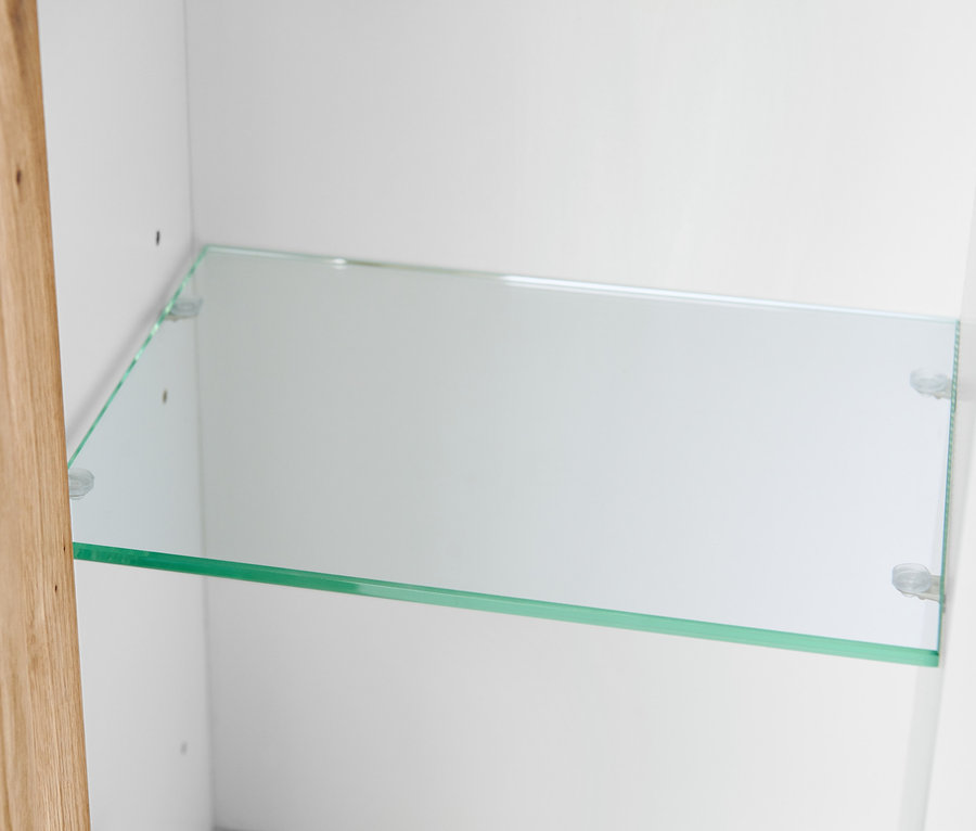 Vue intérieure d'une armoire d'appoint avec porte contenant une étagère en verre.