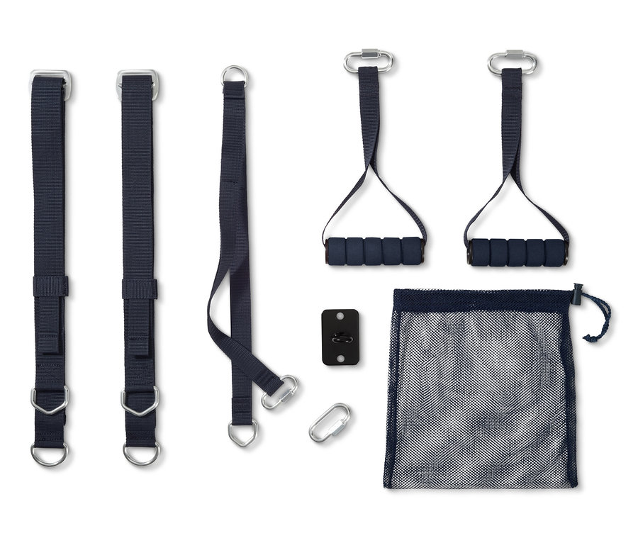 Un kit de sangles de suspension avec des sangles, des poignées, une plaque de montage et un sac en filet.