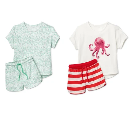 Deux pyjamas courts en coton : un ensemble avec un imprimé de feuilles vertes, l'autre avec un motif de poulpe rose.