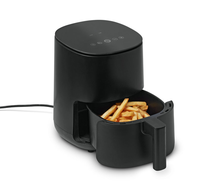 Une friteuse numérique à air noire de Trebs avec des frites dans le panier.