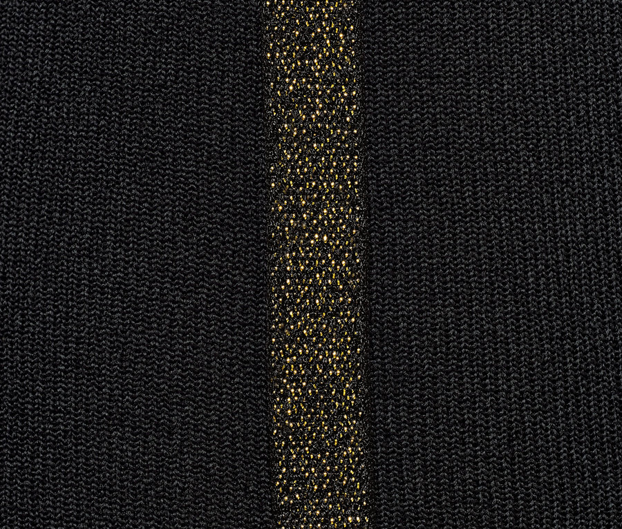 Gros plan sur un legging thermique noir avec une bande scintillante.