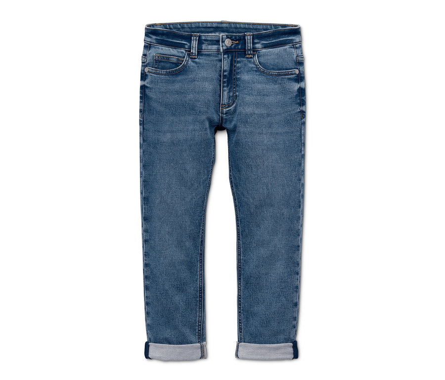 Un pantalon de jogging en denim bleu posé sur un fond blanc.