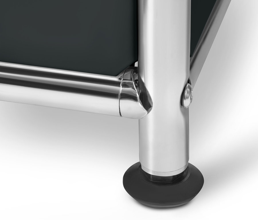 Vue détaillée du système d'armoires en métal noir « CN3 ».