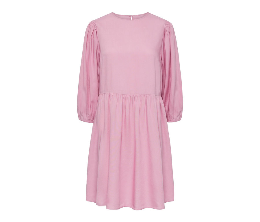 Robe tissée rose à manches trois-quarts.