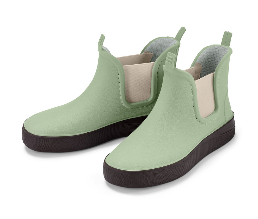 Deux bottines de pluie Chelsea vert clair avec des semelles marron.