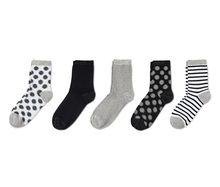 Cinq paires de chaussettes avec du fil scintillant dans différents motifs.