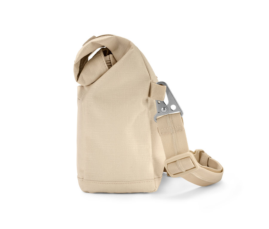 Gros plan d'un sac à bandoulière de sécurité beige.