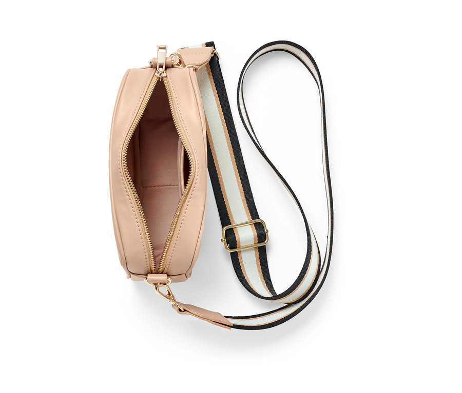 Un sac à bandoulière beige avec une bandoulière multicolore et une fermeture éclair dorée.