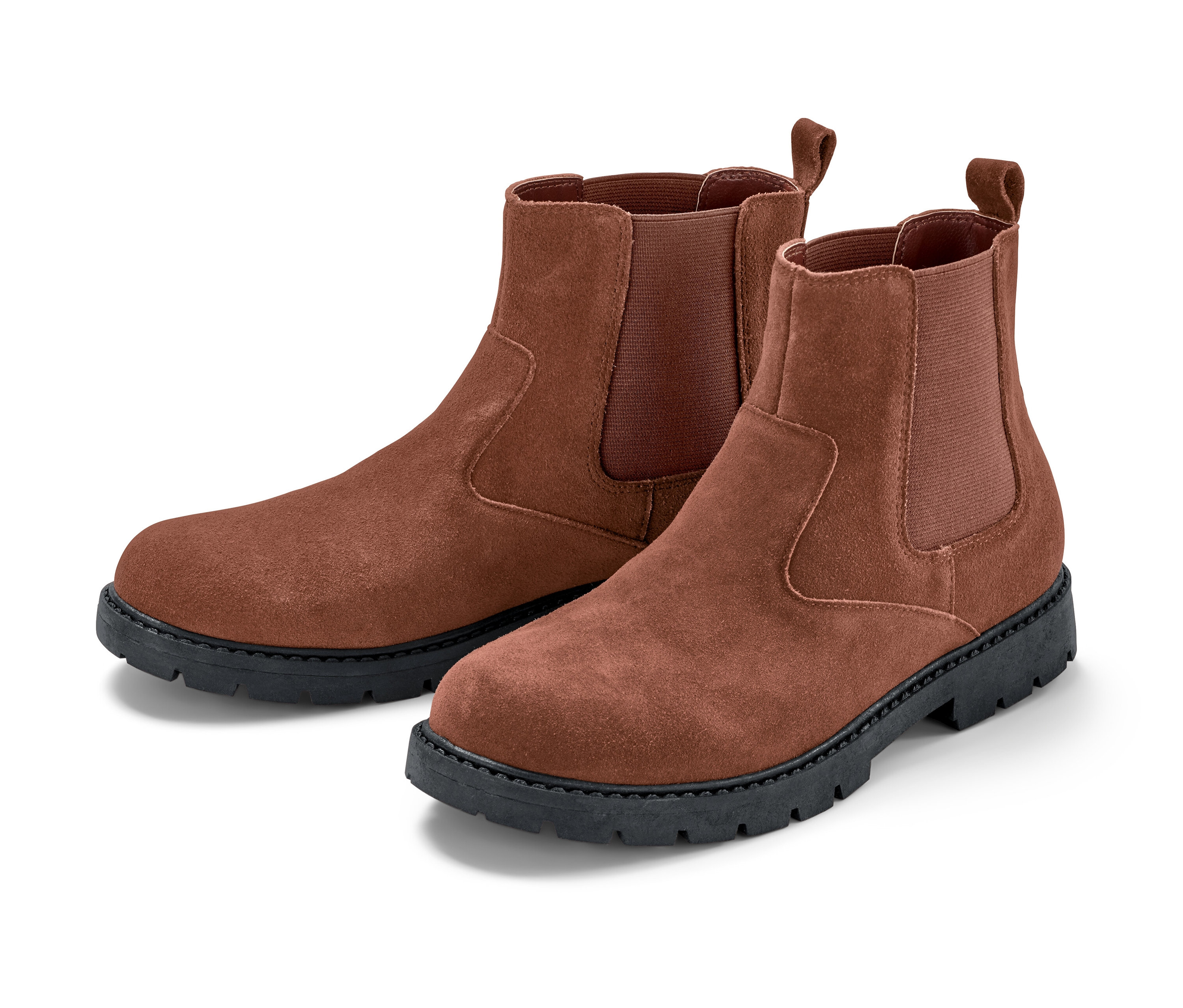 Bottines en cuir marron sur fond blanc.