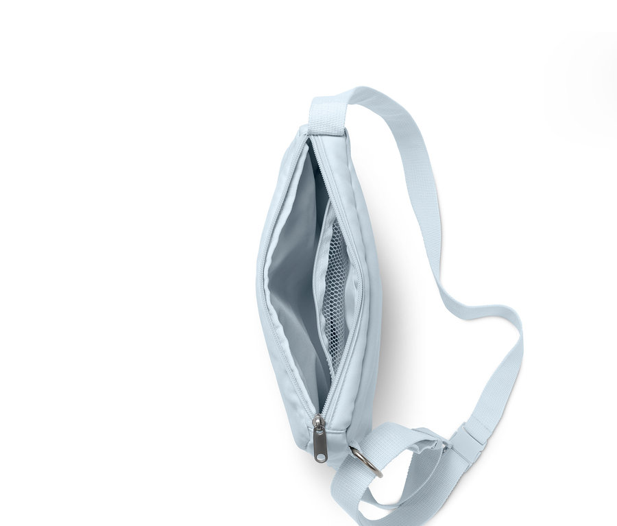 Sac à bandoulière 2 en 1 bleu clair avec compartiment principal ouvert.