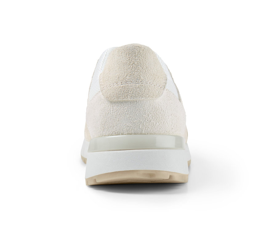 Vue détaillée de l'arrière d'une basket en cuir velours.