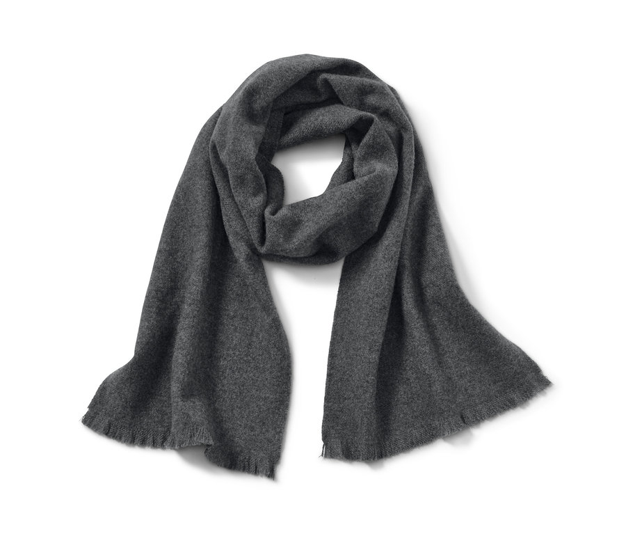 Une écharpe grise en cachemire est posée sur un fond blanc.