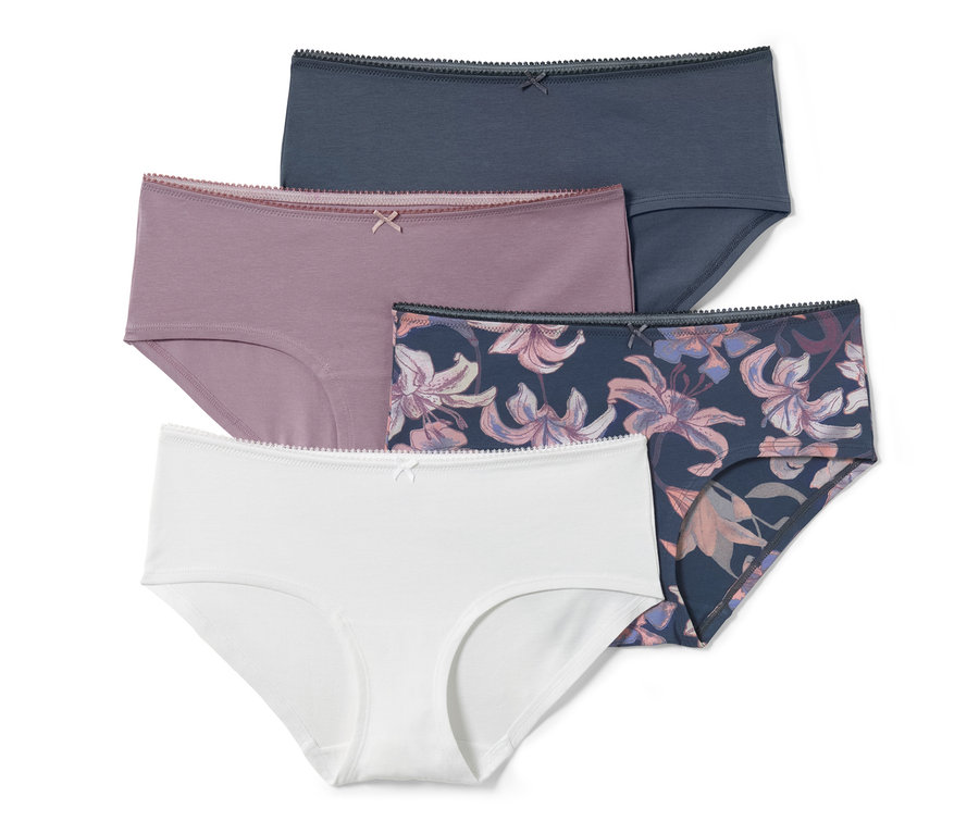 Quatre culottes de différentes couleurs (blanc, violet, bleu et à fleurs) les unes sur les autres.