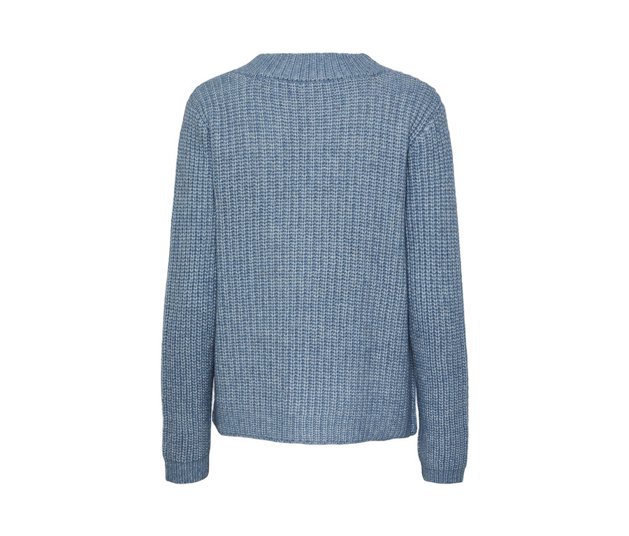 Cardigan en grosse maille bleu clair.