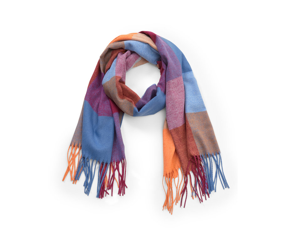 Une écharpe à carreaux avec des franges en bleu, orange et violet.