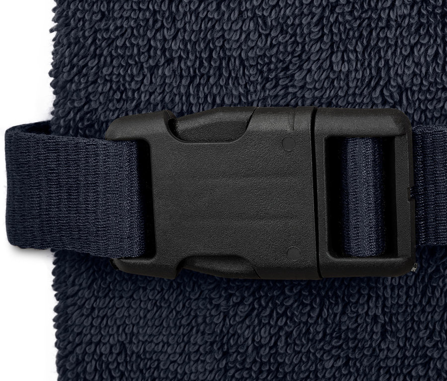 Gros plan sur une ceinture de peignoir pour chien bleu avec une fermeture.