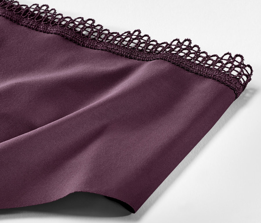 Gros plan sur 2 slips Magic Cut aubergine avec détails en dentelle.