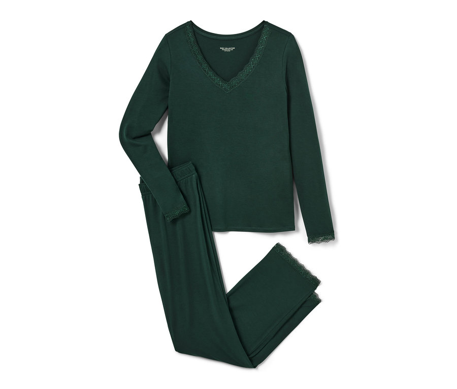 Pyjama vert foncé avec parementure en dentelle.